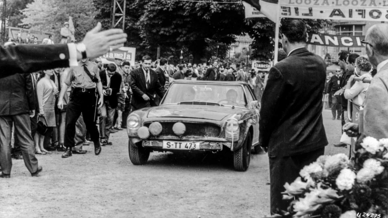 Η Mercedes 230 SL έγινε 60 χρονών